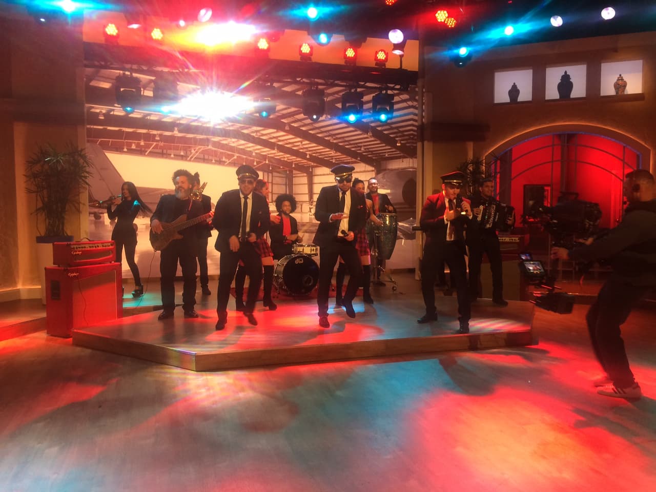 "Pa'que lo Gocen", la agrupación tropical-urbana Los Aviadores nos sorprendió con su ritmo.