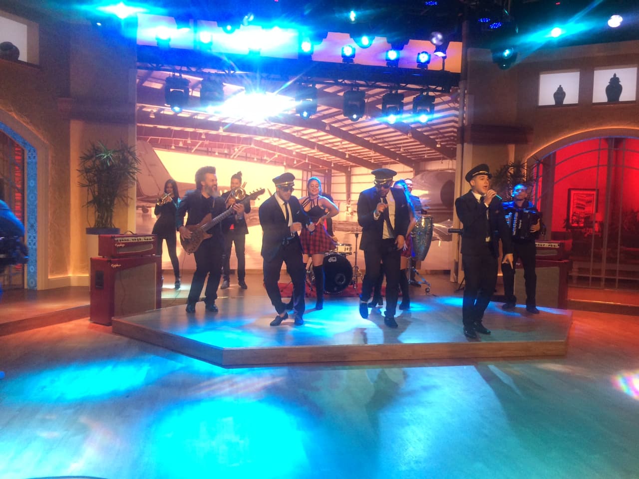 ¡Frescura, sabor y fusión de géneros! Los Aviadores nos presentaron su más reciente y pícaro tema.