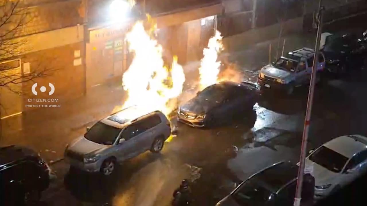 Incendio en un transformador provoca la explosión de dos registros en Brooklyn.