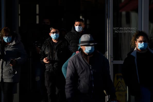 <b>5.- ¿Los soportes de la vacuna deben estar en idioma inglés?</b>
<br>La presentación del soporte de vacuna se aplica a los viajeros que cruzan por los puertos de entrada oficiales, así como a los que llegan en avión o trenes. Las autoridades confirmaron que no importaba si la prueba de vacunación estaba en un idioma que no era inglés.
<br>