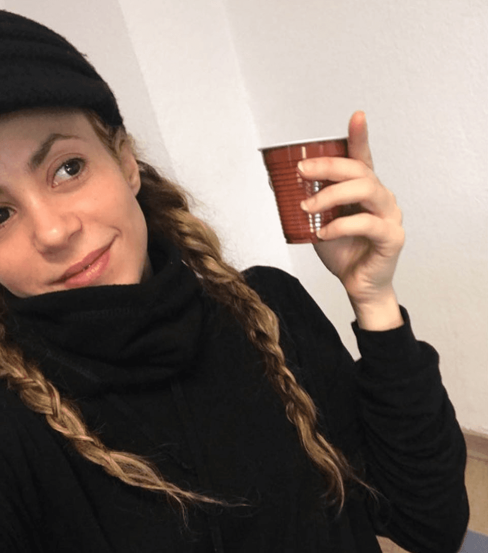 Según Shakira, esta es la mejor forma de esperar mientras le atienden en el colegio de sus peques, Milan y Sasha.