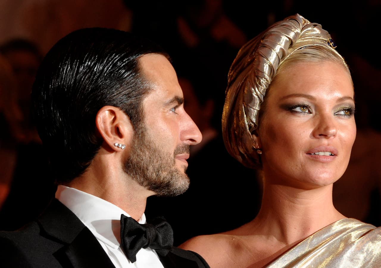 O cuando en 2009 la súper modelo Kate Moss apareció con el diseñador Marc Jacobs usando un turbante dorado.