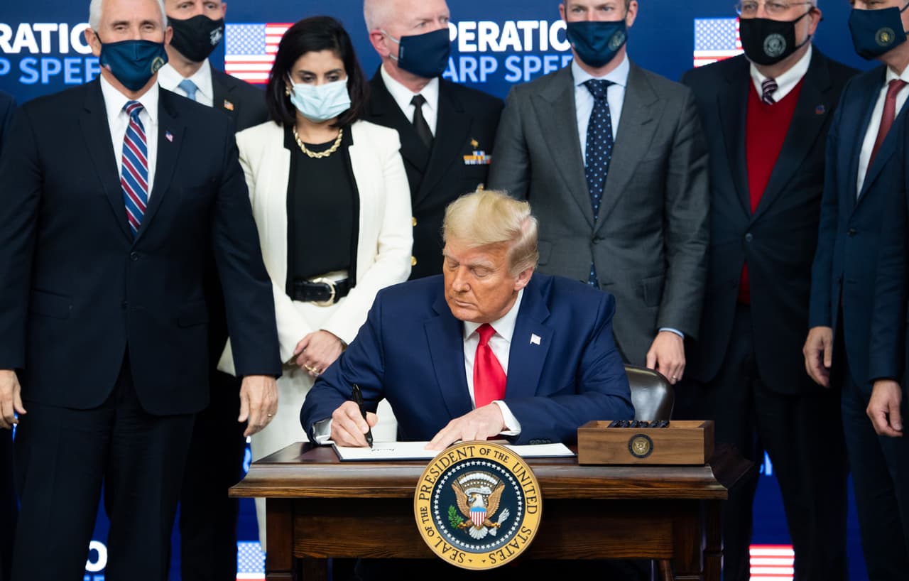 Trump ordena que ni él ni el personal de la Casa Blanca estén entre los primeros en vacunarse contra el covid-19