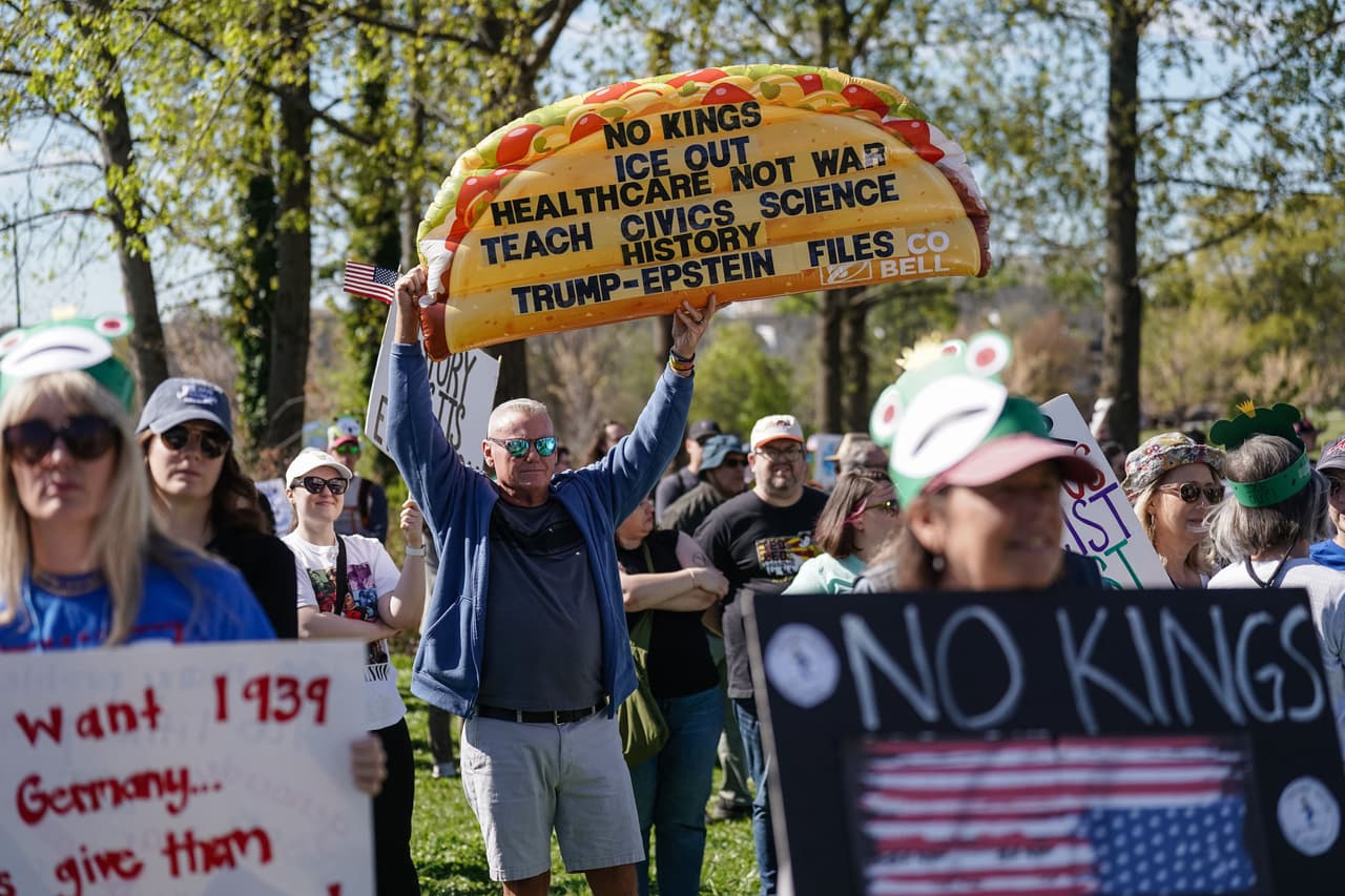 Una persona sostiene un taco inflable durante la jornada nacional de protestas “No Kings” en Atlanta, Georgia, el 28 de marzo de 2026. En él, expresa mensajes como "Fuera ICE", "Cuidado de salud, no guerra", y más.