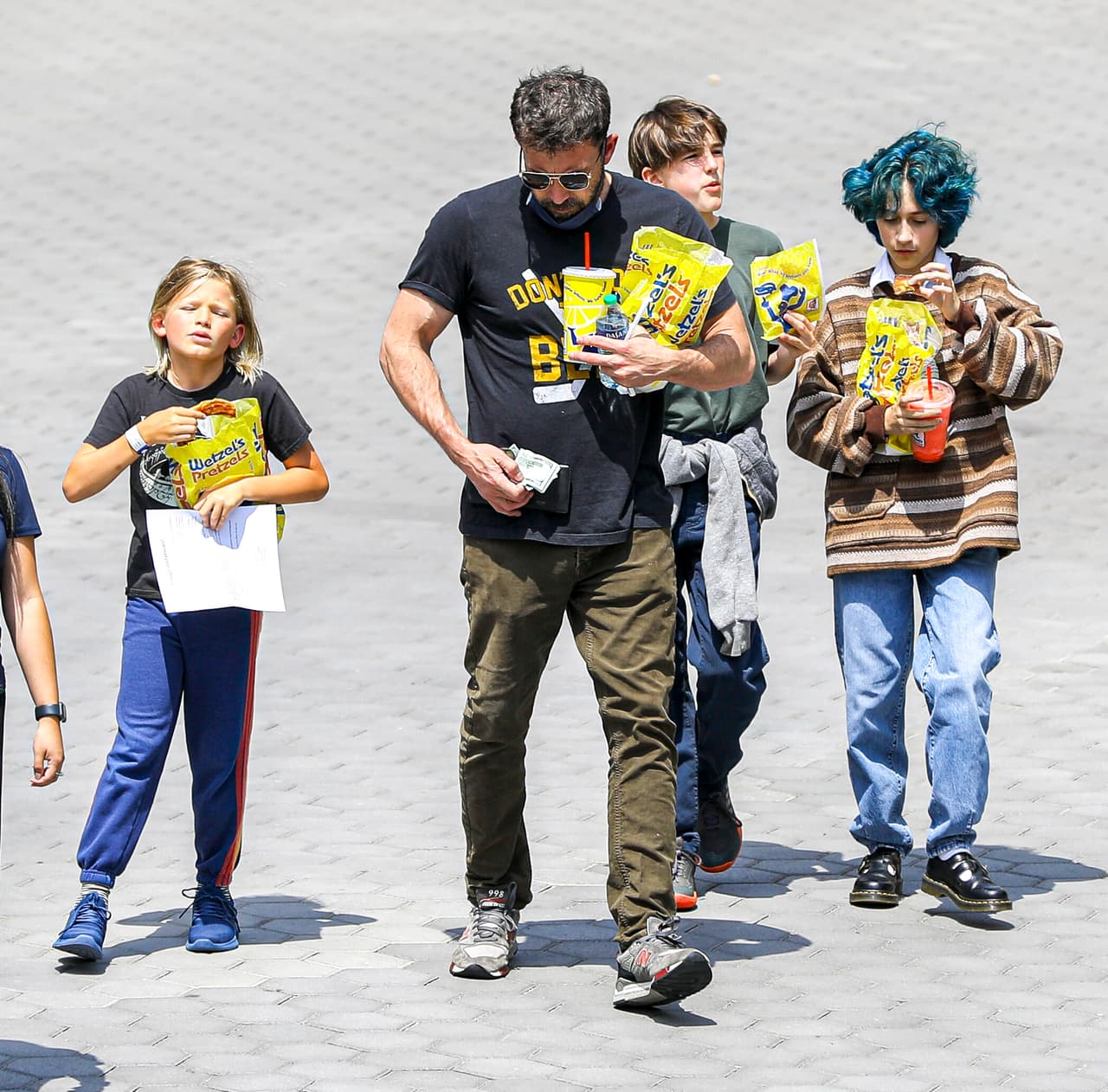 Fuentes cercanas a la pareja aseguran que está intentando acercarse más a los mellizos de la cantante. 
<br>