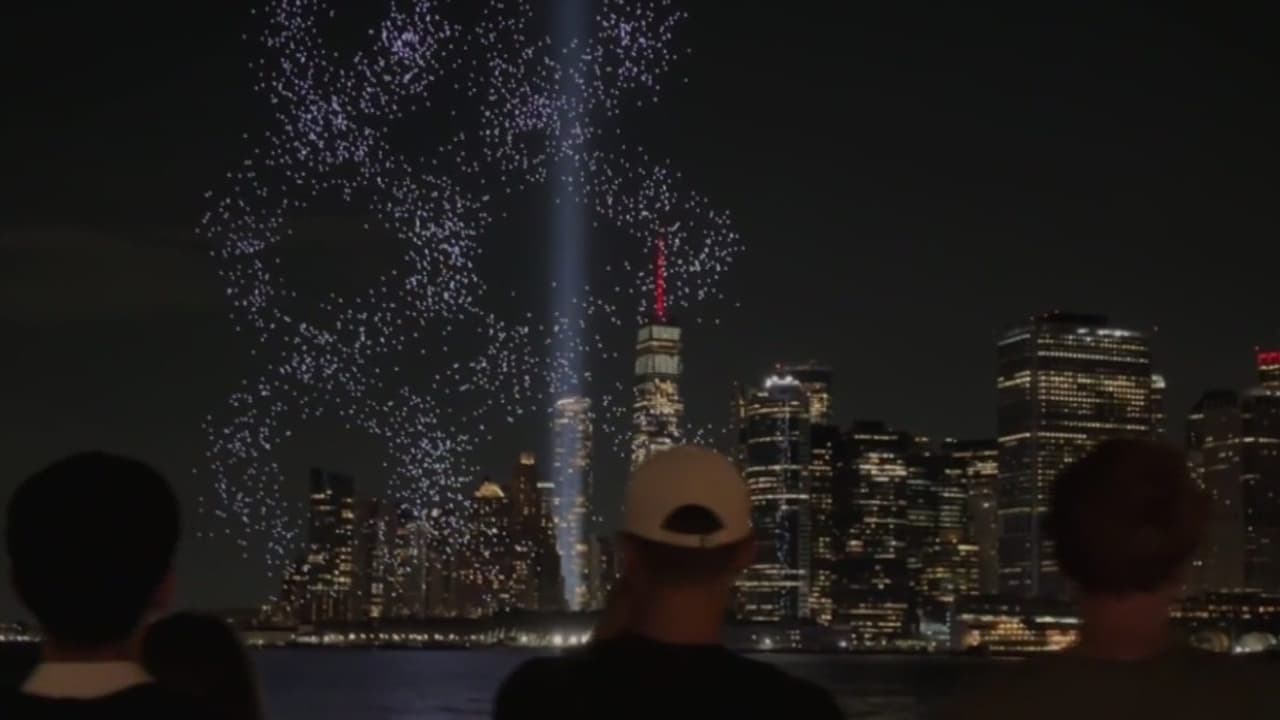 Espectáculo con 2,977 luces le rinde homenaje a las víctimas mortales de los atentados del 9/11