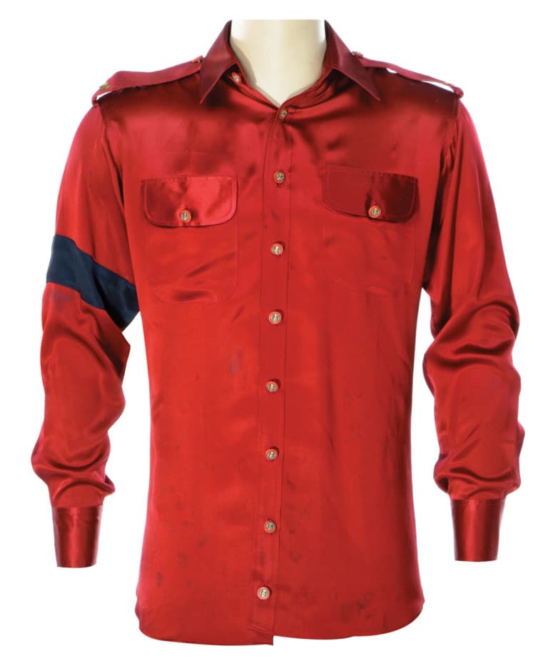 La camisa que en 1995 vistió Michael Jackson al lado de su entonces esposa Lisa Marie Presley en la entrevista que le hizo Diane Sawyer. Valor en subasta: $15,000 – $20,000.