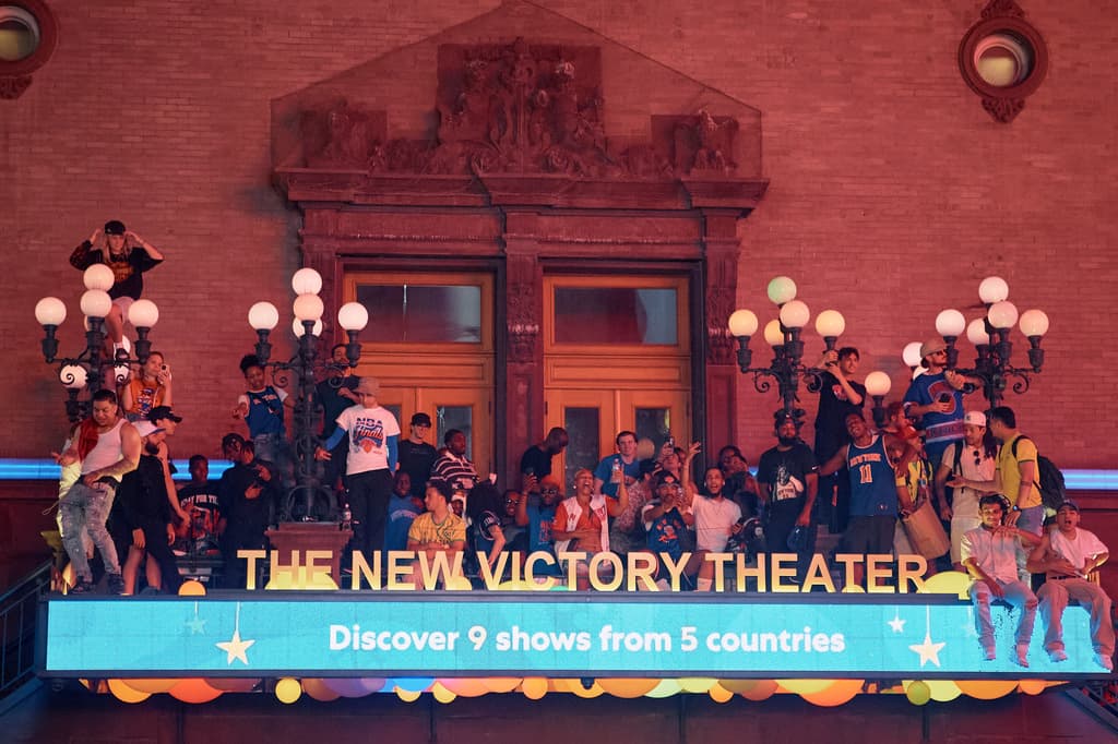 No hay mucho que explicar. En el segundo piso del teatro, donde está su nombre bien iluminado, había fans de los New York Knicks celebrando. 
<b>¿Era ese el lugar más cómodo y seguro?</b> Nadie les pudo preguntar.