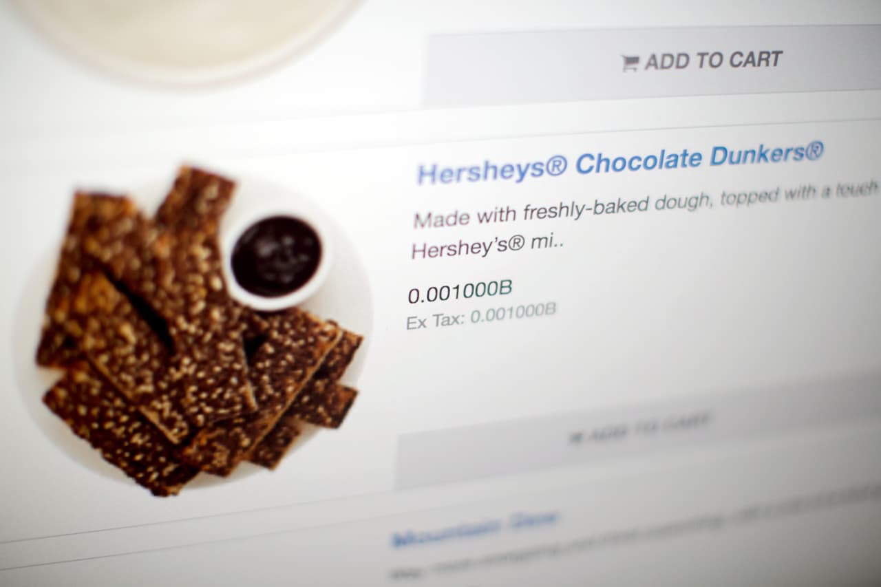 El postre, un panqué de chocolate Hersheys a 0.001 bitcoins.