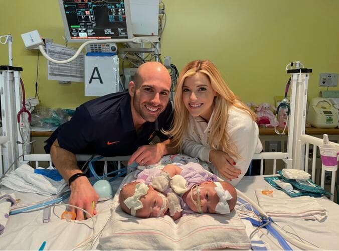 Cuando Maggie tenía 20 semanas de embarazo, los Altobelli supieron que no tendrían una hija, sino dos, y que compartían el tórax, abdomen, hígado y diafragma. Afortunadamente, cada una tenía un corazón saludable y el hígado era lo suficientemente grande como para ser dividido.