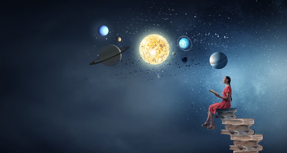 Ejemplo sencillo. Supongamos que alguien quisiera saber cuál será el paisaje astrológico para enero del 2020. Muy sencillo se busca la fecha y se observa que en ese mes Urano estará retrógrado hasta el 11 en Tauro y que no habrá planetas retrógrados, podemos ver que Júpiter está en Capricornio, por ejemplo y Marte entrará en Sagitario, y así sucesivamente. No se está “adivinando” se está estudiando a partir de esos aspectos la influencia que tendrán sobre nosotros.