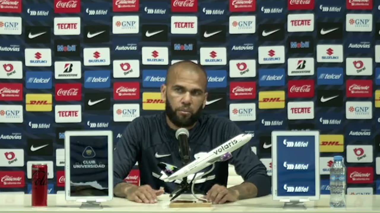 Dani Alves cree que el jugador mexicano es conformista