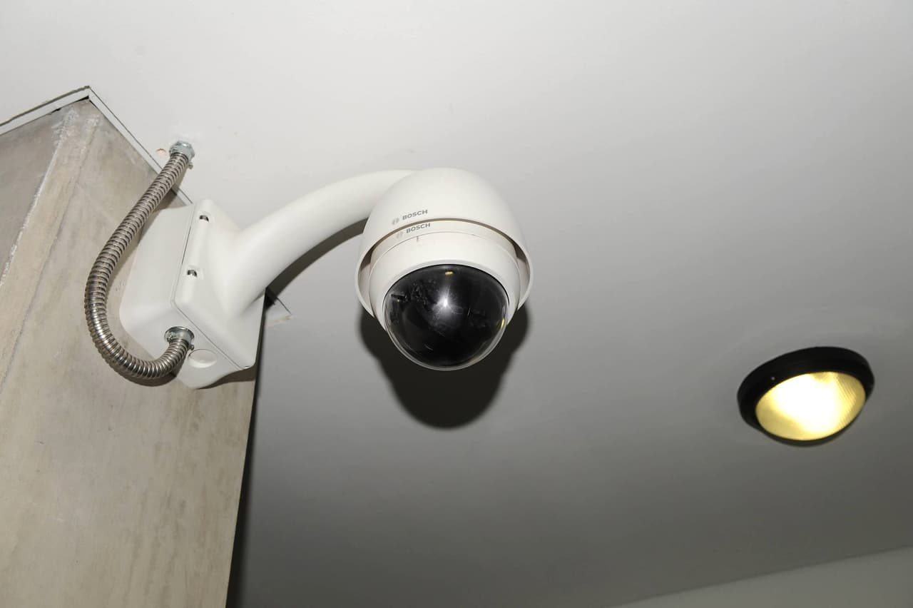 <b>Letreros de advertencia y cámaras de seguridad</b>
<br>La amenaza de que hay seguridad en tu hogar suele ser suficiente para evitar que alguien se lleve tus cosas. Será bueno colocar letreros y cámaras que permitan a los criminales saber que tu hogar está siendo monitoreado y de esa manera ayudar a disminuir posibles hurtos.