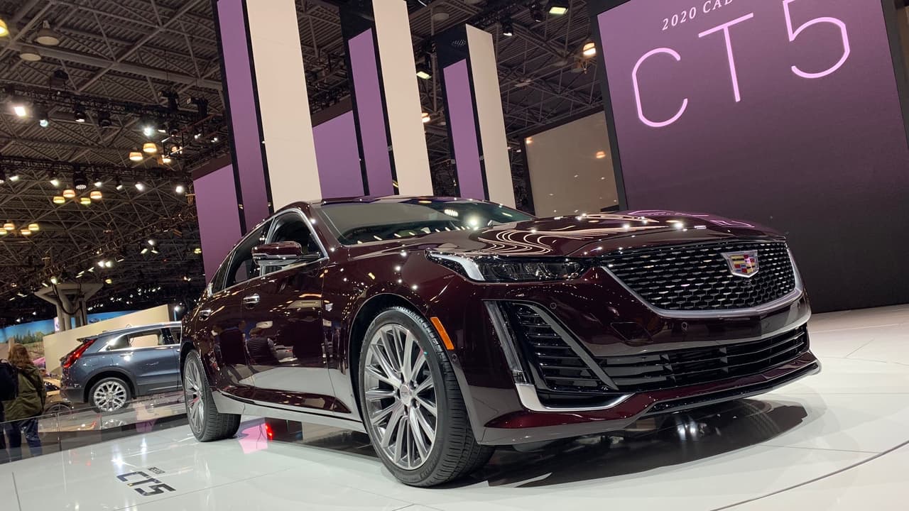 <h3 class="cms-H3-H3">Cadillac CT5 2020</h3>
<br>El nuevo sedan mediano de Cadillac es todo lo
<b> imponente y elegante</b> que ninguna de las tres generaciones del Cadillac CTS, el modelo que sustituye, nunca pudieron ser . . . hasta que se le mira por detrás y nos conseguimos con el problema de encontrarle sentido al diseño de su cuarto posterior. En todo caso el CT5 luce muchísimo mejor en personas que el foto. 
<a href="https://www.univision.com/carros/sera-el-cadillac-ct5-2020-el-ultimo-sedan-de-lujo-de-general-motors-fotos">Aquí</a> encontrarás todo lo que sabemos de este modelo por ahora.