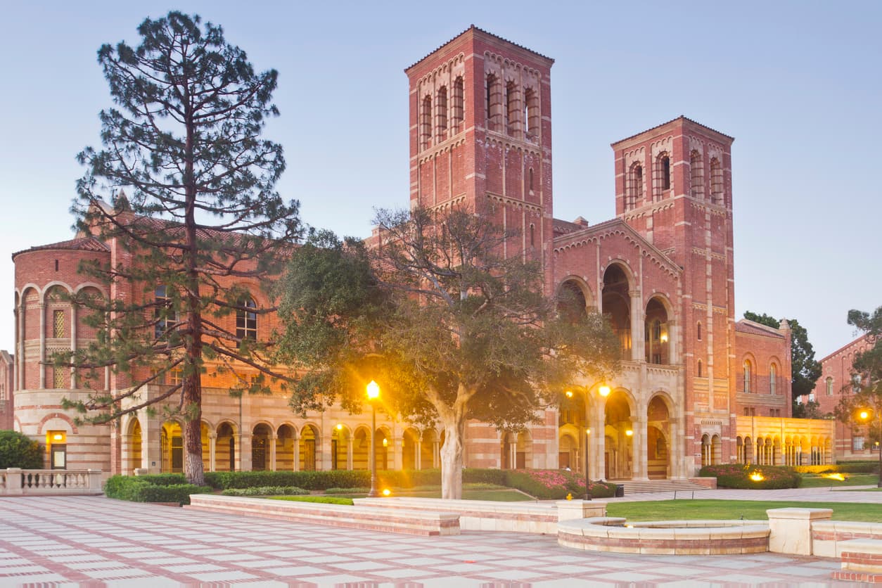 Estudiantes denuncian agresión e insultos en UCLA, donde investigan posible crimen de odio