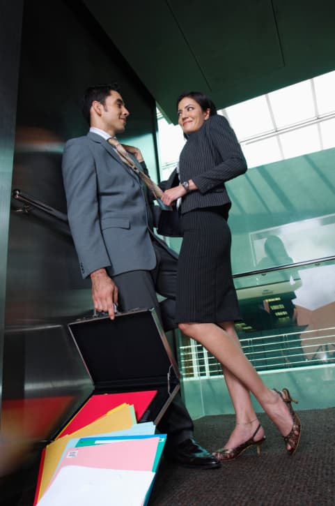 <b>10. Sexo en un lugar público</b> 
<br>Este sueño tiene varios matices, si quien lo sueña lo hace con placer y se divierte mientras otras personas lo ven indica mucha seguridad en uno mismo, pero si por el contrario lo hace en público y las personas que lo ven están escandalizadas e inclusive pueden hasta llegar a agredirle, está señalando un problema de auto estima y la necesidad de hacer algo para elevar la confianza en sí mismo.