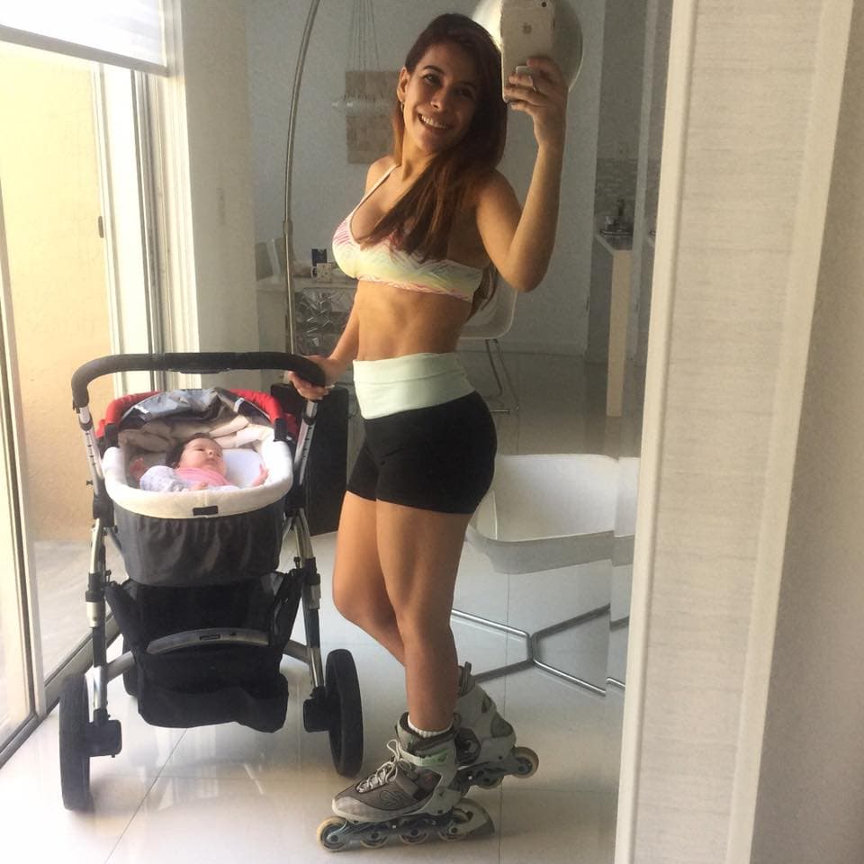 Patinar es otro de sus hobbies, y por supuesto, su nena la acompaña a rodar y rodar.