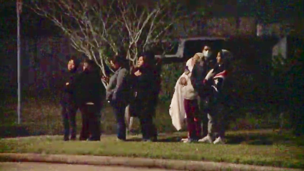 La noche del jueves será recordada por quienes viven en la cuadra 4800 de Raven Ridge en el suroeste de Houston luego de que autoridades descubrieran a unas 30 personas que al parecer las mantenían encerradas en contra de su propia voluntad y en ropa interior.