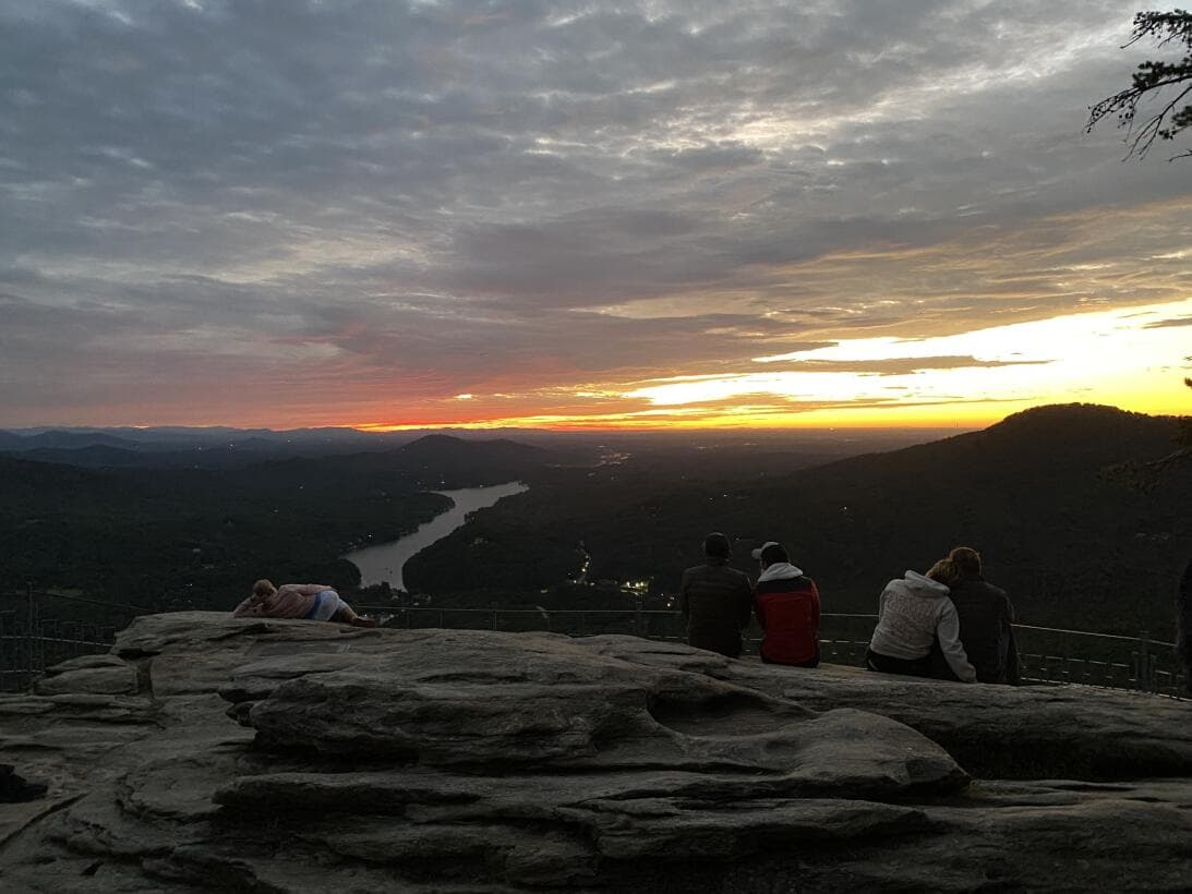 3. Si tienes tiempo desde el fin de semana, sin duda deben darse la vuelta por 
<b><a href="https://www.univision.com/local/north-carolina-wuvc/maravilla-natural-de-carolina-del-norte-que-debes-visitar-este-2023-fotos">una de las maravillas naturales de Carolina del Norte</a></b> que debes visitar este año y que San Valentín podría servir para tachar de tu lista de sitios a visitar.