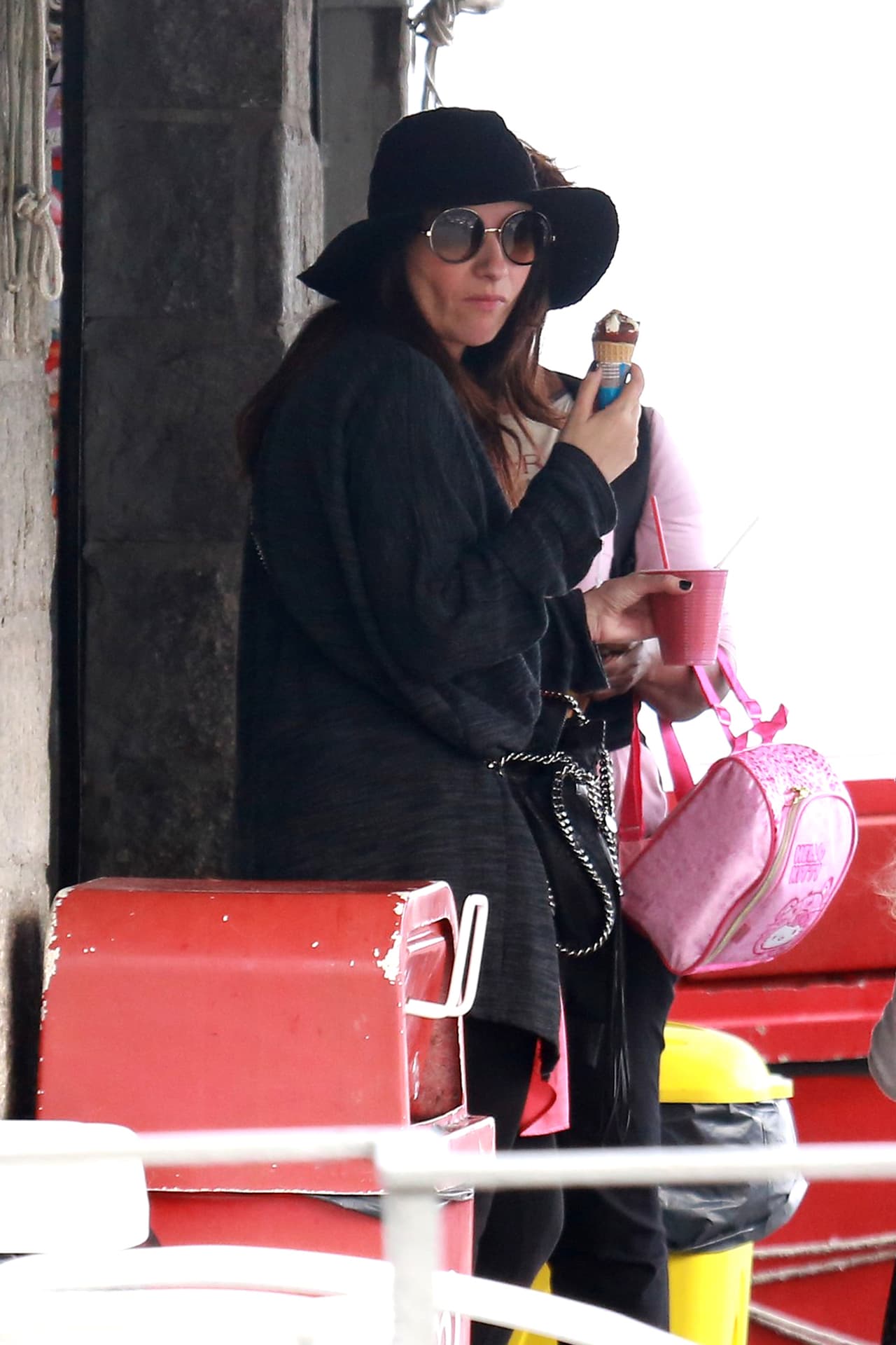 Después de la caminata Laura se cumplió un antojo, se comió un helado.