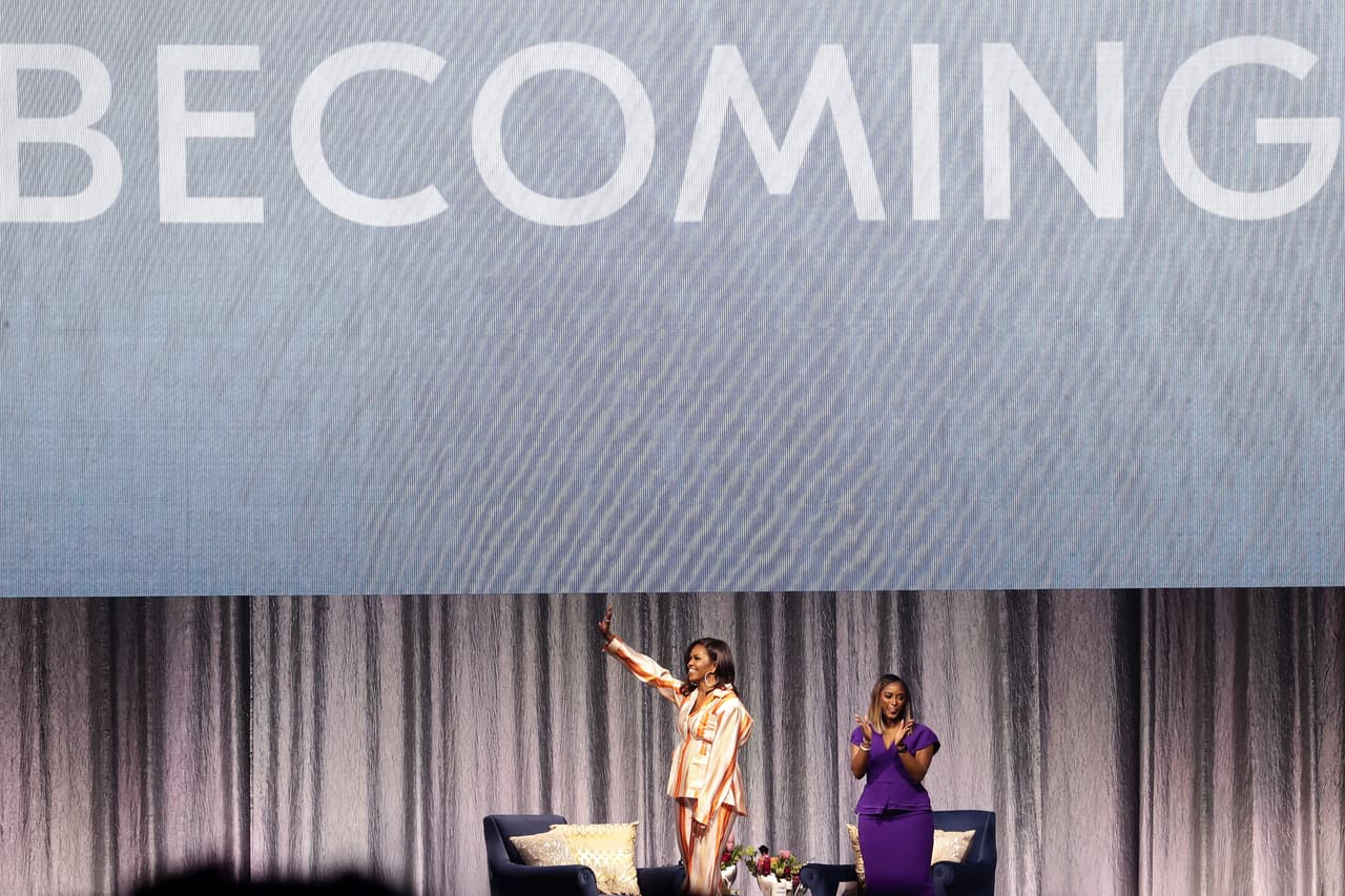 Tras abandonar la Casa Blanca, los Obama se han mantenido ocupados. Michelle lanzó su libro 'Becoming', el cual ha vendido más de 10 millones de copias, según reportó 
<a href="https://theblast.com/102460/obama-family-10-year-transformation-drives-fans-wild" target="_blank">The Blast</a>.