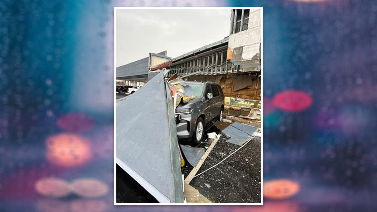 En la ciudad de Irving, parte de un techo colapsó debido a los fuertes vientos.