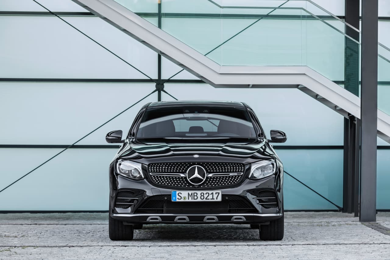 El frontal de la 
<b>Mercedes-AMG GLC43 Coupe</b> cuenta con la parrilla de bloque de diamantes que Mercedes Benz introdujo con la Clase CLA pero con la estrella flanqueada con barras horizontales como en la mayoría de los productos de AMG.