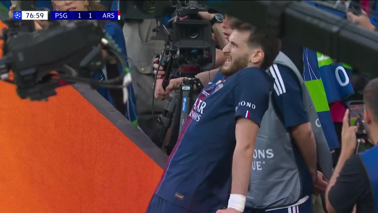 ¡Se salva el Arsenal! Contragolpe del PSG que impacta en el poste