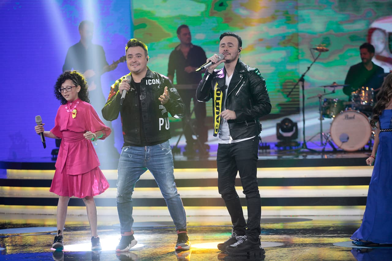 José Luis y Raúl interpretaron el tema 'Caminar de tu mano' con Kevin, Taisia, Sofía, Kevin y Adilene, los cantantes de los escuadrones que hasta entonces seguían en la competencia.