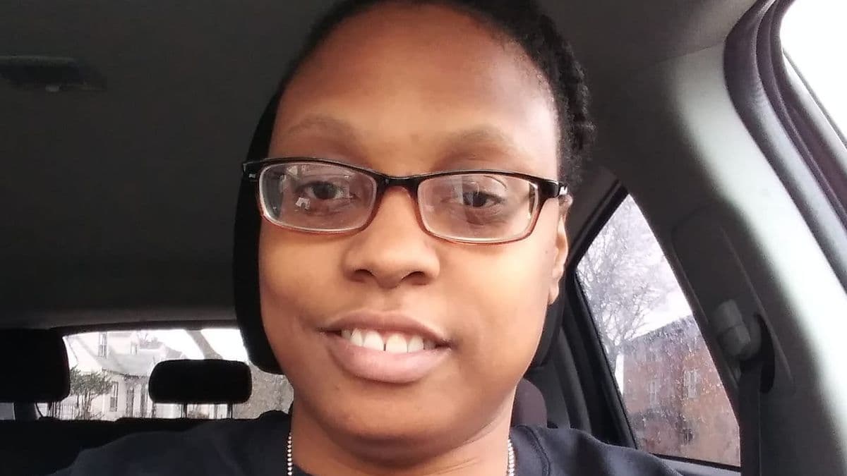 La policía anuncio el viernes el arresto de Corey Deering, pareja de Stacey Jones, y le presento cargos para asesinar a la mujer embarazada quien también murió. Según la policía, Deering quien no tiene un historial criminal, amenazo a Jones diciendole que no llegaría a completar su embarazo.