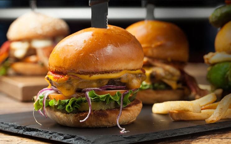 <b>Back Yard Burger</b>
<br>Un exquisito clásico de Slater 50/50 que debes disfrutar