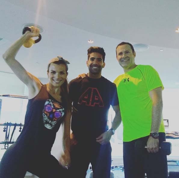 Alan Tacher: "Y Al ratito a sudar y bajar la pancita que me sobra con @bringuier_twins #adarleduro #aynanita" (Julio 28, 2016)