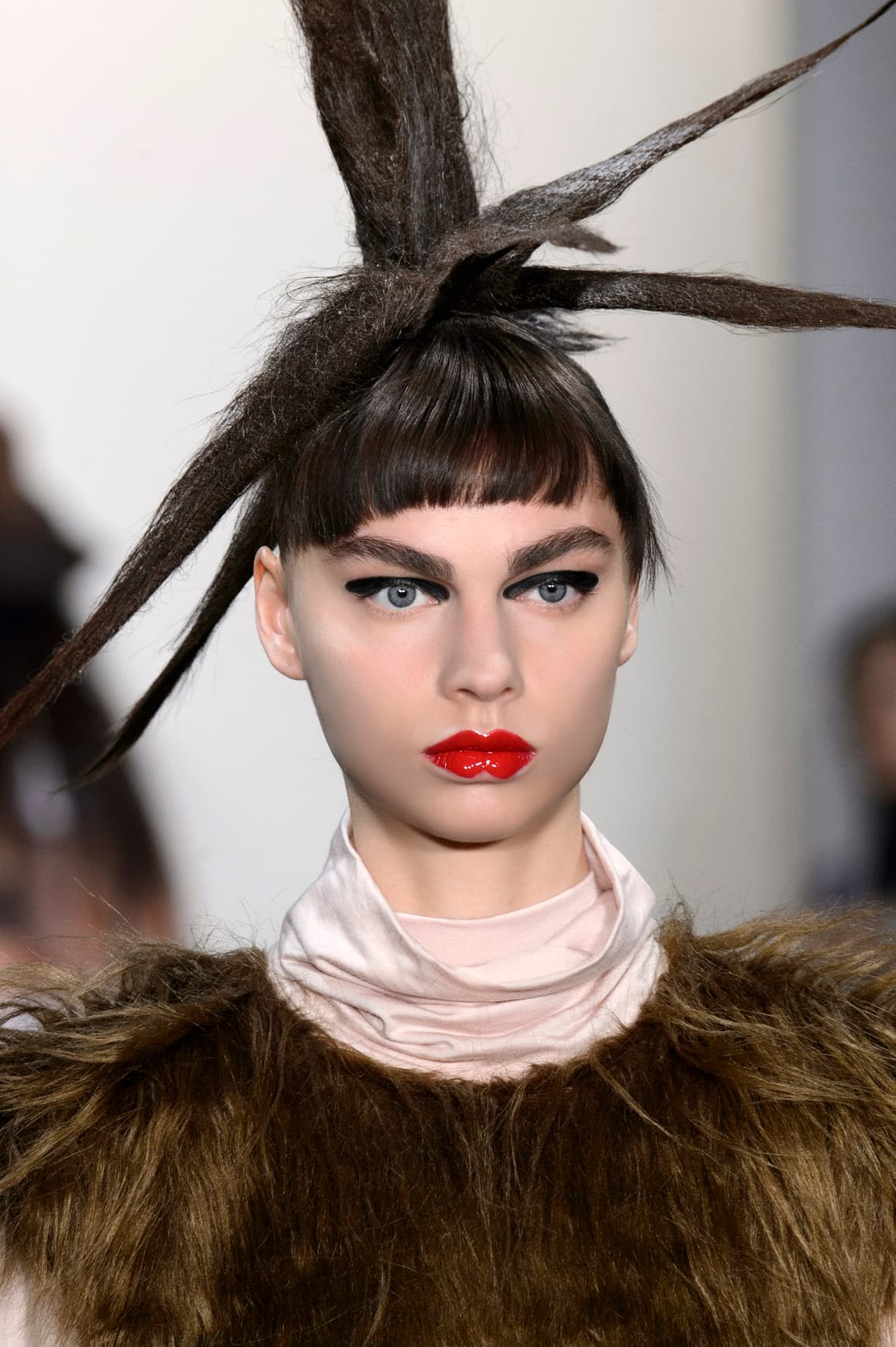 Otra versión de la propuesta de maquillaje con toque punk de Gypsy Sport; los elementos son semejantes, pero se juega con el grosor de los delineados y con el peinado.