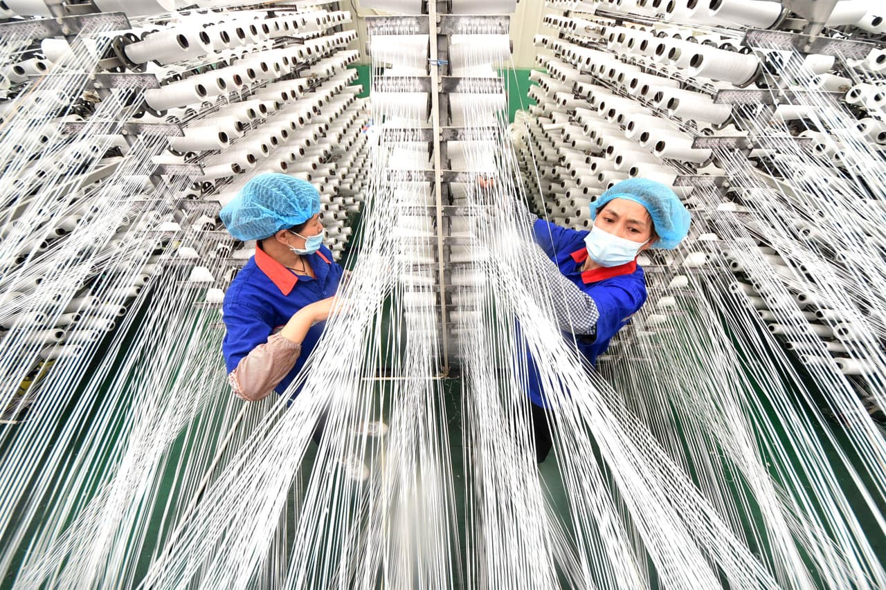 <b>Industria textil</b>
<br>
<br>Los empleados en las fábricas de textiles comenzaron a escasear en 2020 y la tendencia ha continuado a medida que la economía se va recuperando. Según The Washington Post, la escasez es tan aguda que algunas compañías han tenido que rechazar contratos de empresas que quieren sus productos fabricados en Estados Unidos.
<br>
<br>Los trabajadores no administrativos de las fábricas textiles vieron aumentar su salario en casi 18% por ciento desde que comenzó la pandemia, a 880 dólares por semana, pero el empleo en las fábricas se mantiene más de 10% 
<a href="https://www.washingtonpost.com/business/2021/06/15/industries-with-worker-shortages/"><u>por debajo de los niveles prepandémicos</u></a>. 
<br>