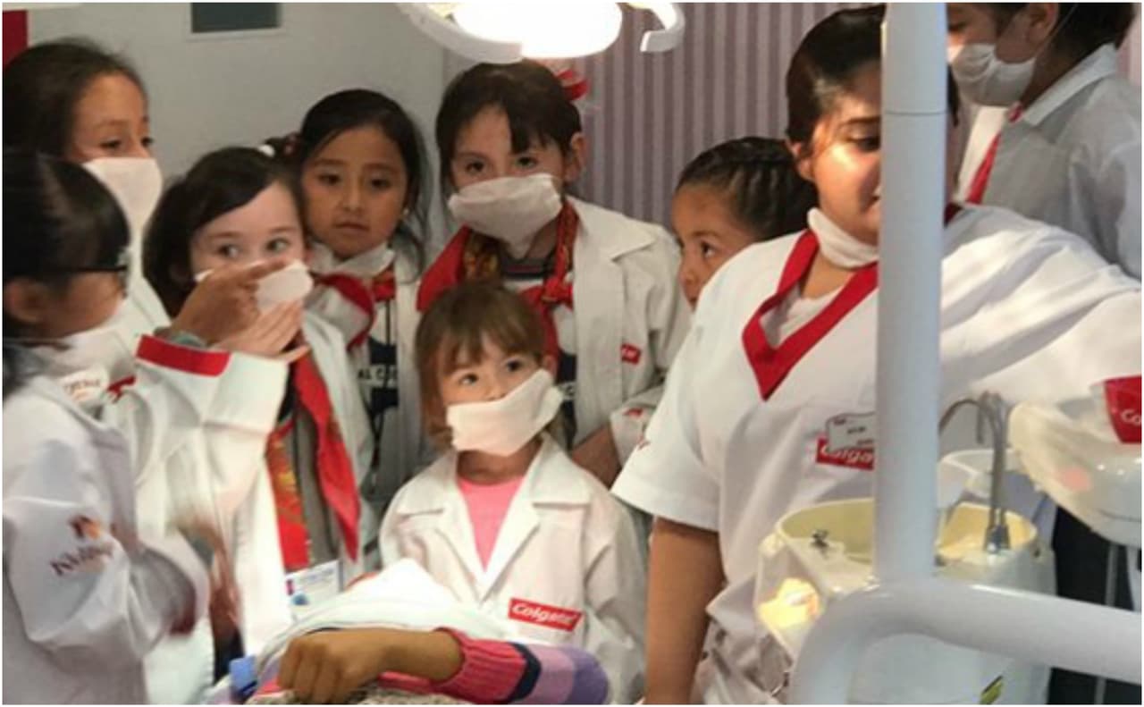 Vestida de dentista, Michelle aprendió el cuidado de tener una boca sana y sin picaduras.