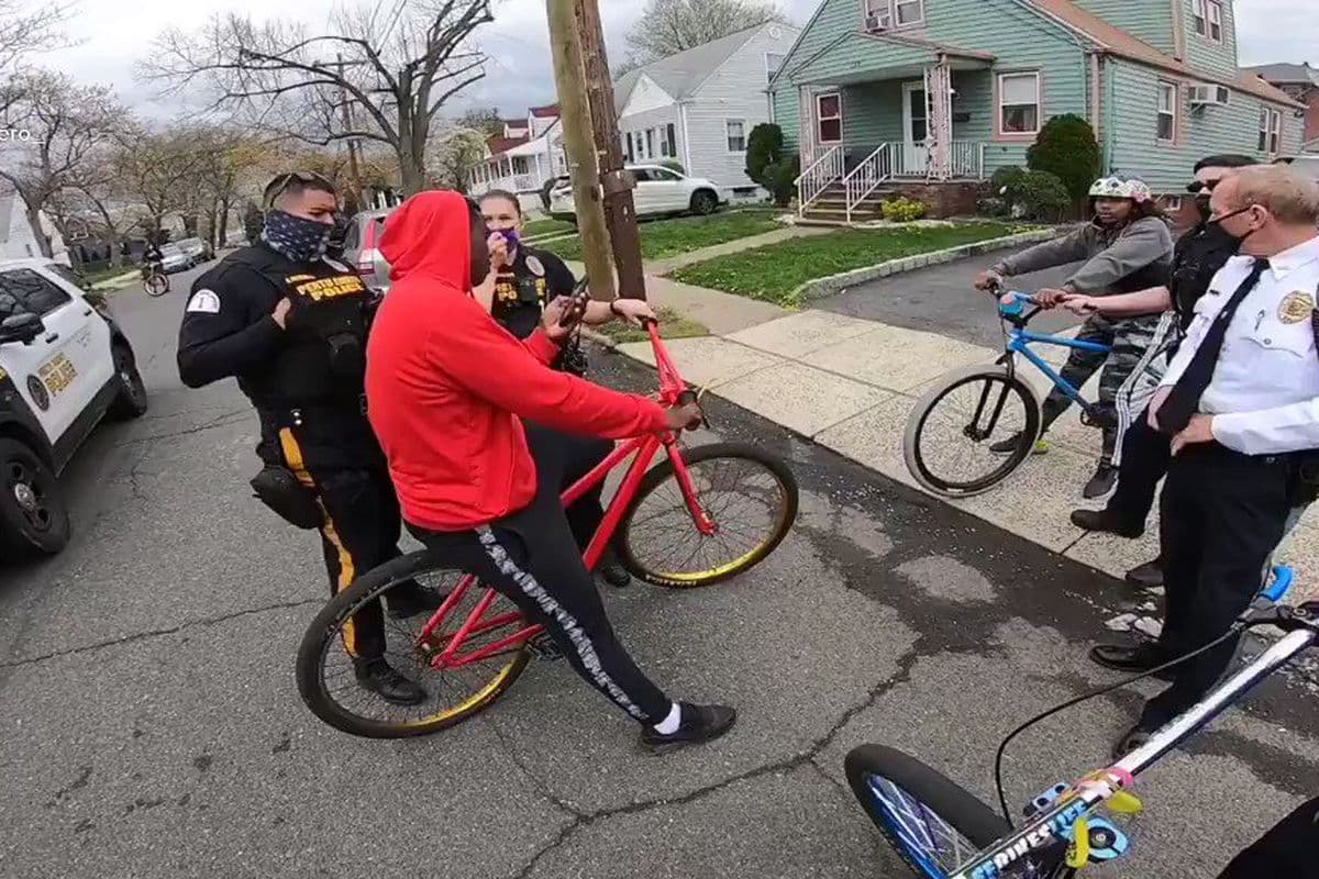 Causa indignación video de policías confiscando bicicletas de jóvenes en Nueva Jersey