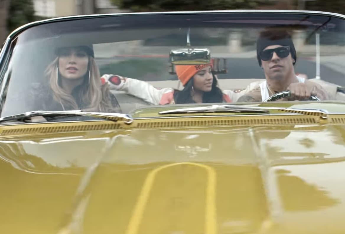 Para sorpresa de muchos fans, en el videoclip de 'Becky From The Block', aparece una escena en donde JLo se encuentra con Becky.