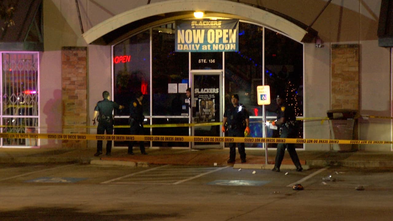 Un hombre se debate entre la vida y la muerte luego de ser atacado a balazos afuera de un bar, al oeste de San Antonio.