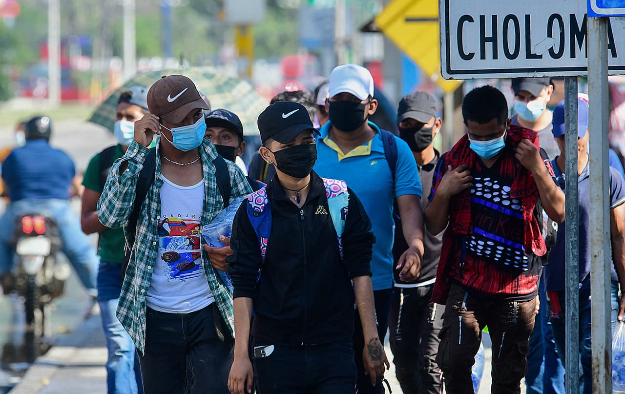 El nuevo éxodo se produce en momentos en que Estados Unidos busca solucionar una aglomeración de cerca de 14,000 menores no acompañados que llegaron desde Guatemala, El Salvador y Honduras. El presidente
<a href="https://www.univision.com/temas/joe-biden">Joe Biden</a> ha dicho que las autoridades migratorias están procesando únicamente a Menores No Acompañados (UAC, por sus siglas en inglés) de acuerdo con lo establecido por la ley. Los adultos solteros y unidades familiares son
<a href="https://www.univision.com/noticias/inmigracion/titulos-8-42-muro-invisible-trunca-suenos-inmigrantes-buscan-asilo-eeuu">expulsados inmediatamente bajo el Título 42 del Código de Estados Unidos,</a> activado el año pasado como parte de la estrategia para el control de la pandemia.