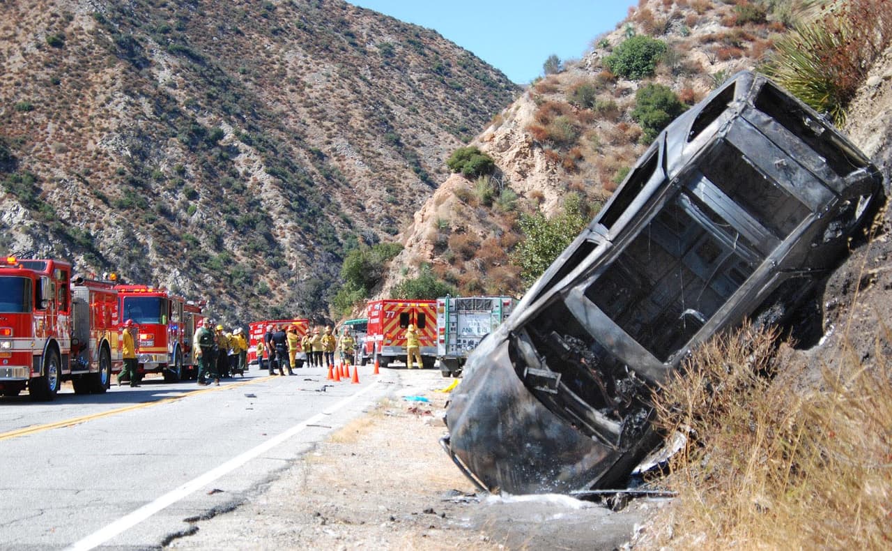 29 de septiembre: Una persona murió y cuatro resultaron heridas tras una colisión de vehículos causó un incendio en el bloque 12200 de N Big Tujunga Canyon Rd en Sunland.