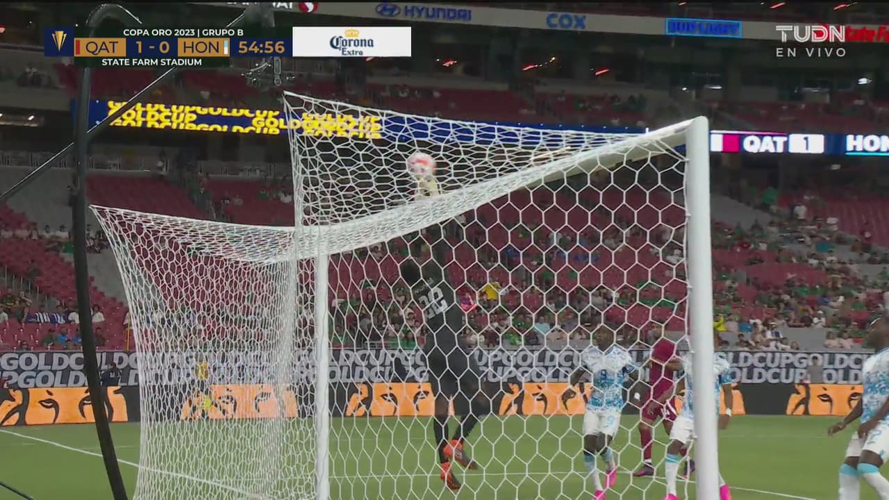 ¡No quiere ser gol! Barsham le mete el guante y aleja el empate