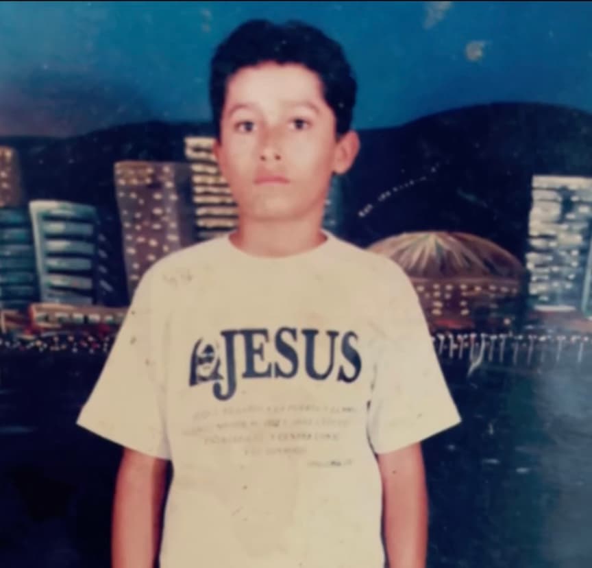 El niño Misael que corría, jugaba y era feliz terminó cuando cumplió 17 años, justo en el momento en el que sintió un dolor en su cadera que se fue extendiendo de a poco en sus piernas, tobillos y espalda.
<br>