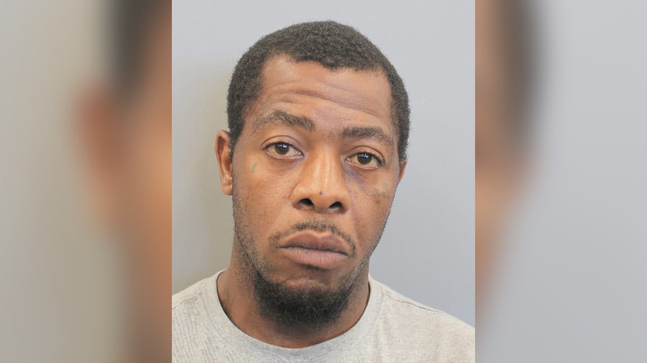 Acusan a Desmond Deandre Thompson de tirar a su bebé de 10 meses en un contenedor de basura en Houston