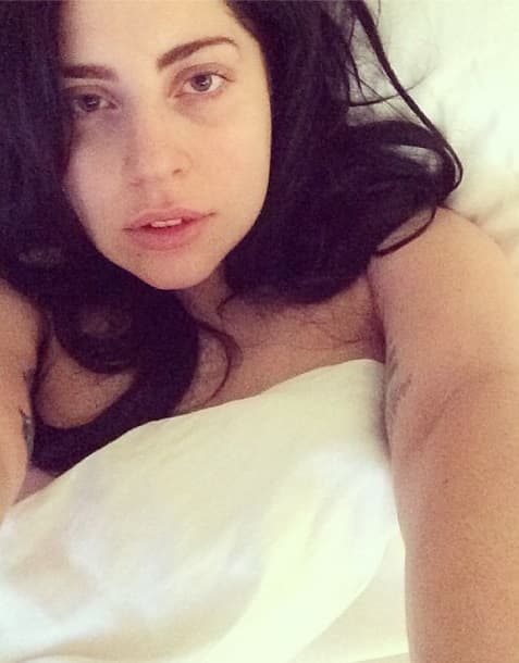 Parece que la estrafalaria cantante disfruta mostrándose al natural...