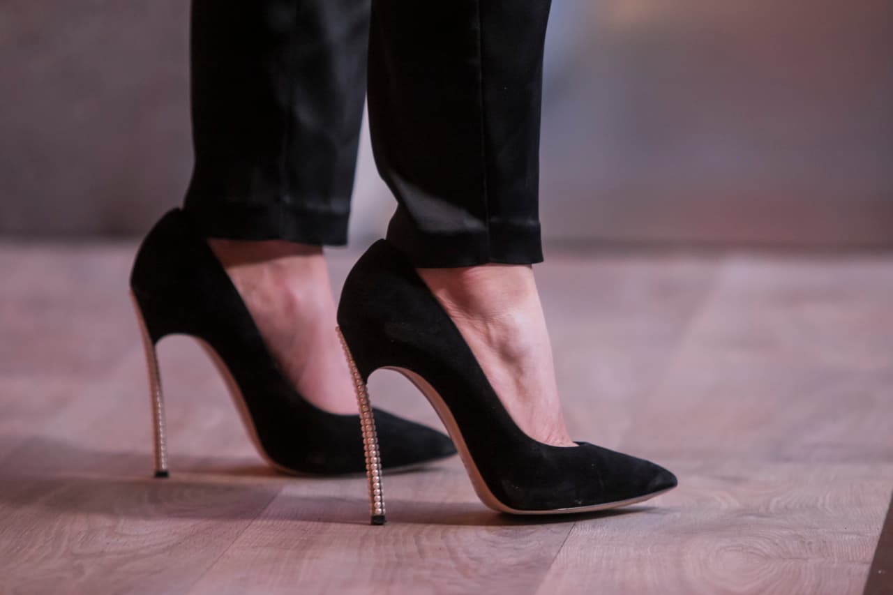 Para este show, Inés Gómez Mont dejó la comodidad de los zapatos deportivos del primer programa, y optó por unos stilettos con tacón de aguja, "clásicos, elegantes y fáciles de combinar".