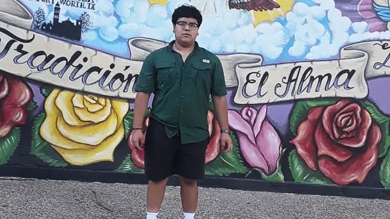 Murió antes de recibir su diploma: auto sin control arrebata la vida de un estudiante hispano en el norte de Texas