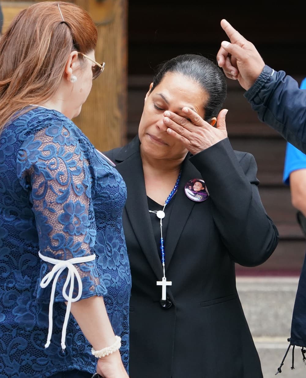 "Una y otra vez, hemos pasado por tantas tragedias en este país y en El Bronx", dijo el reverendo David Guzmán, en español, mientras pedía a los asistentes mostrar su repudio contra los actos violentos sin sentido.
