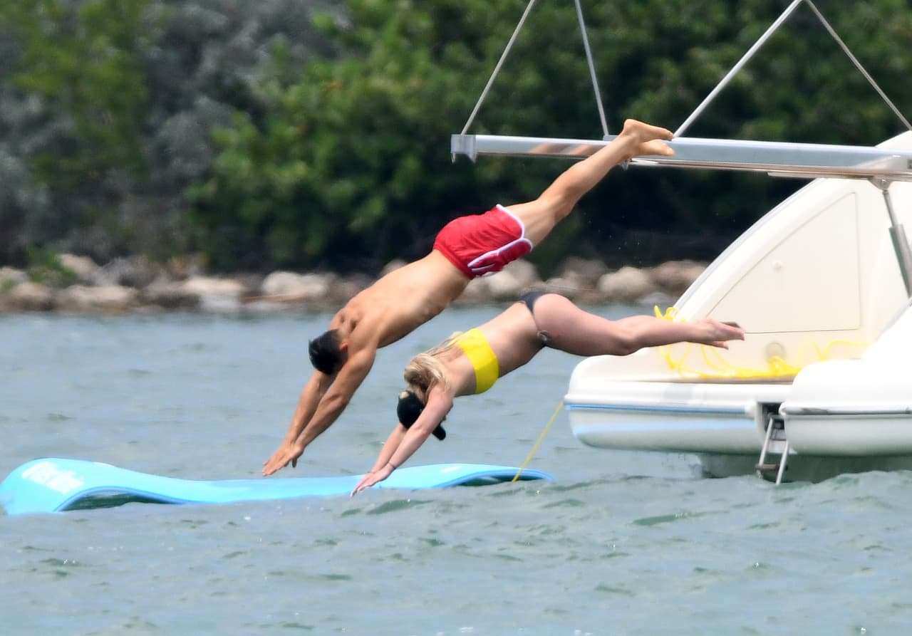 Tras la breve sesión fotográfica, la cantante de 37 años y su pareja se aventuraron a nadar en el mar.