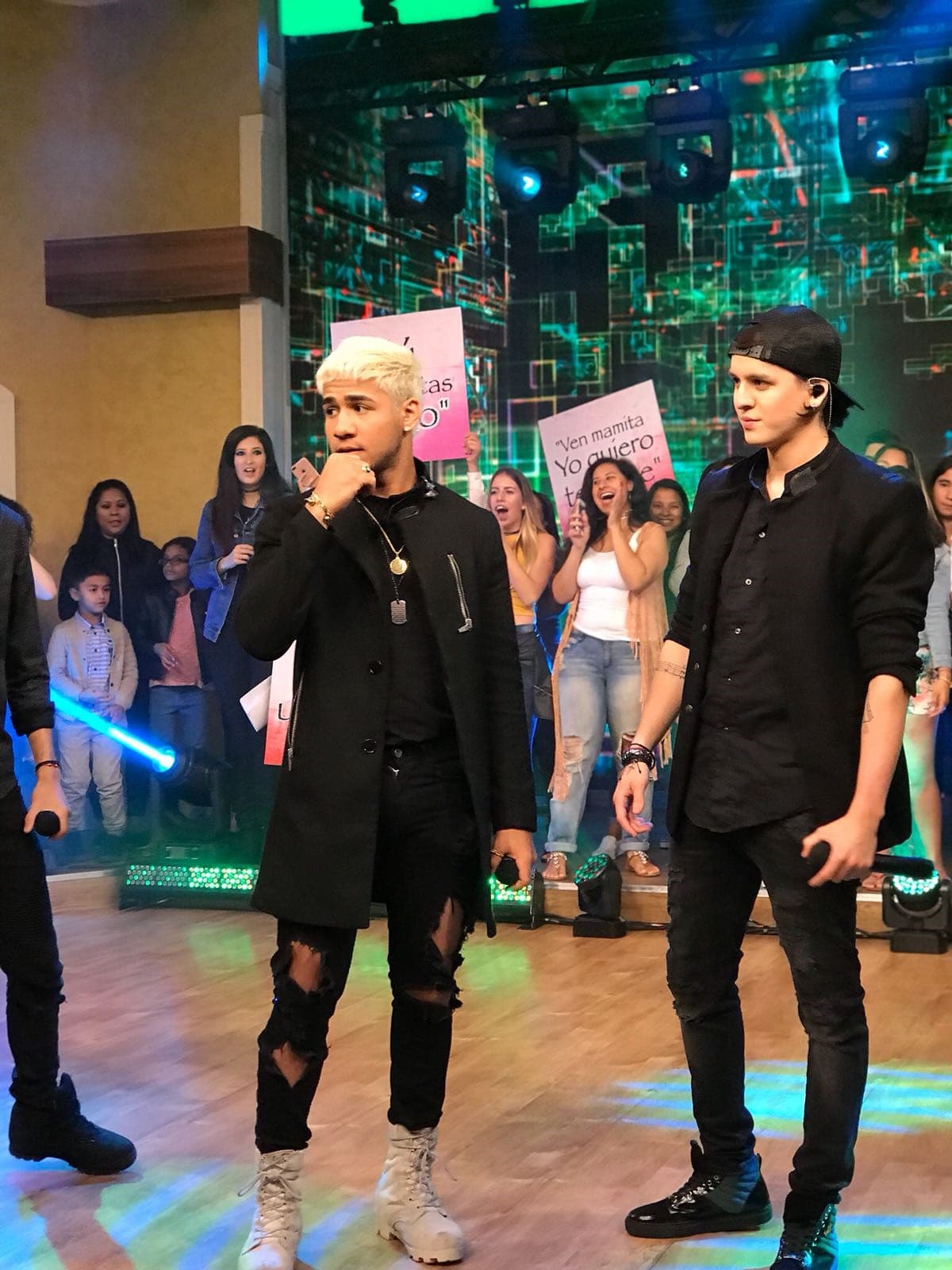 La emoción de sus fanáticas se sentía en el estudio, todas gritaban y aplaudían a CNCO.