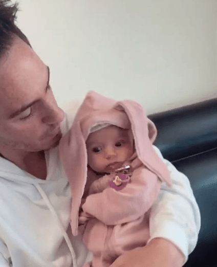 En esta fotografía 
<b>Mauricio </b>se queja de las enormes orejas que lleva su pequeña hija, aunque para 
<b>Aislinn </b>y miles de seguidores lucía adorable.